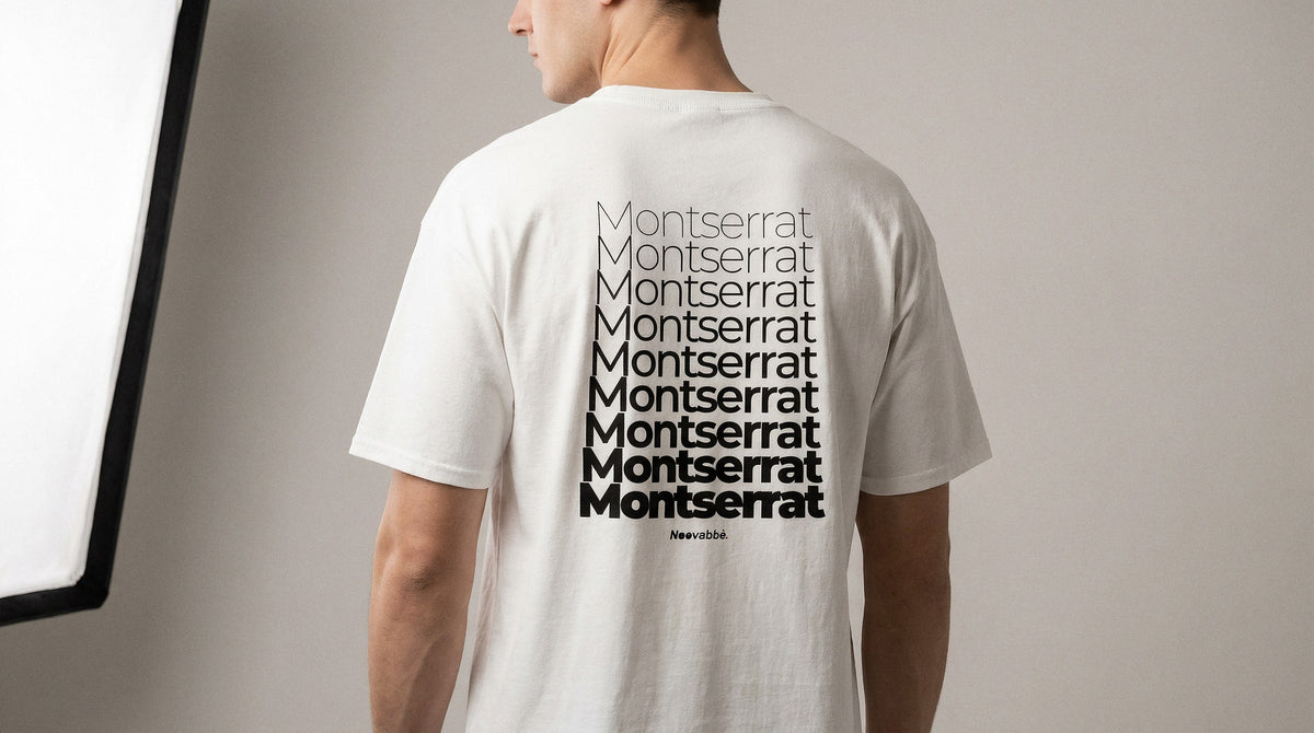 Modello di spalle con la t-shirt bianca NOOVABBÈ Montserrat, stampa con la parola Montserrat ripetuta in nove pesi
